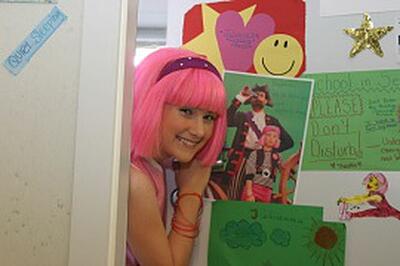 Click image for larger version

Name:	julianna-rose-mauriello-lazytown-dressingroom.jpg
Views:	296
Size:	33.5 KB
ID:	183813